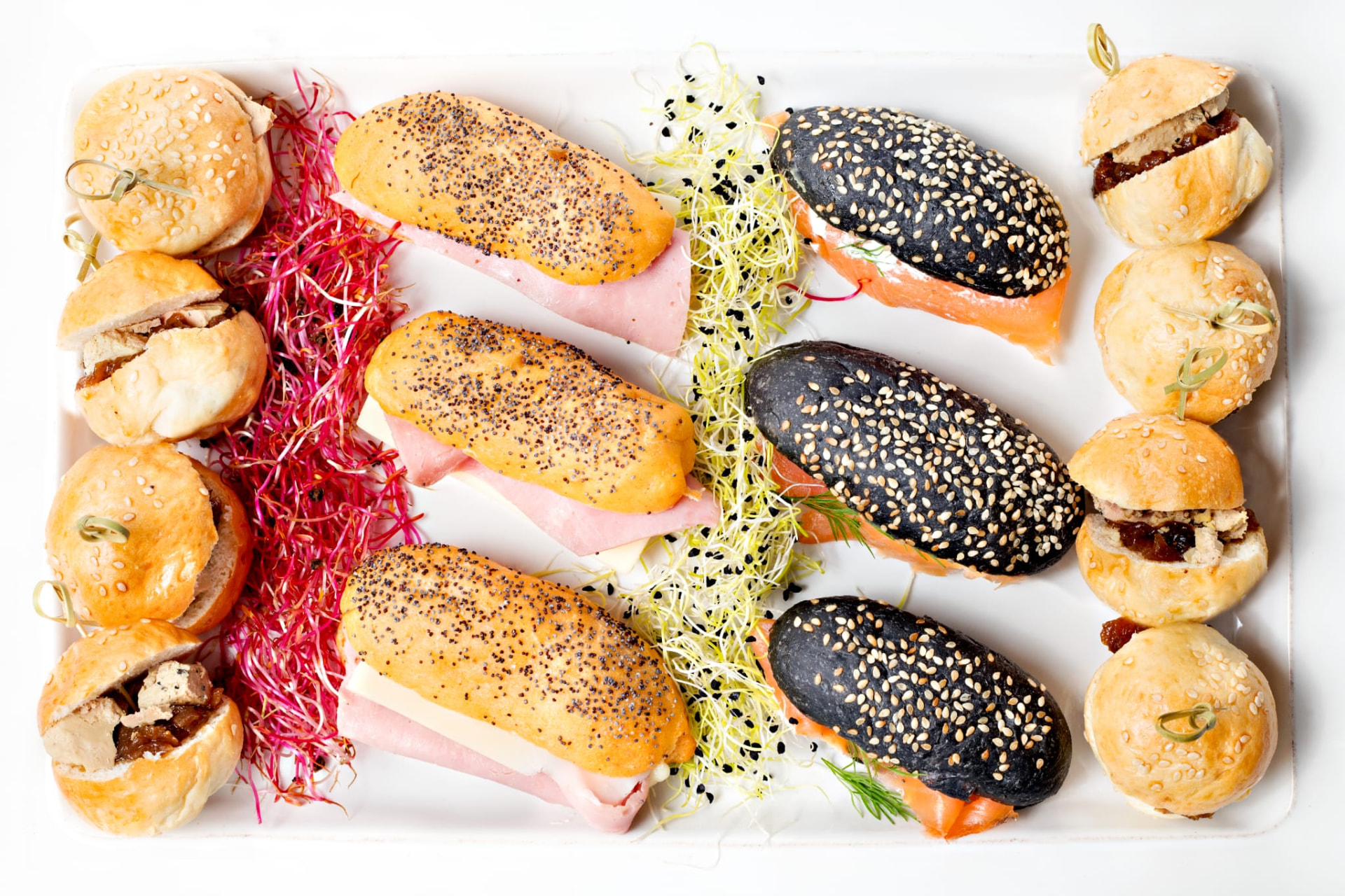 Plateau de minis sandwichs et petits pains garnis