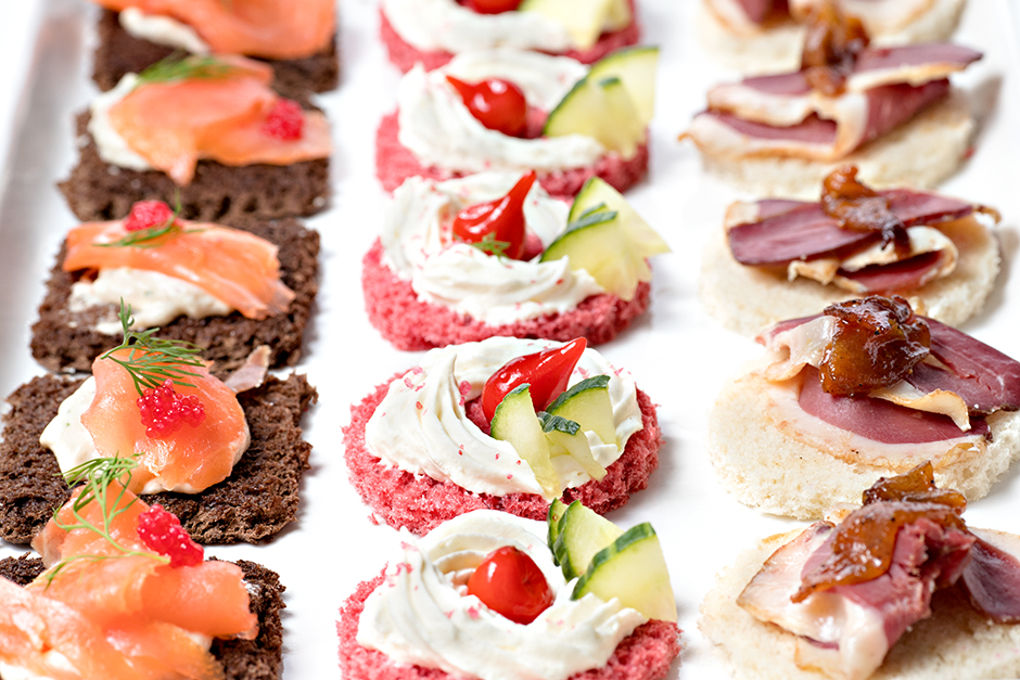 Canapés fins saumon fumé, concombre et magret