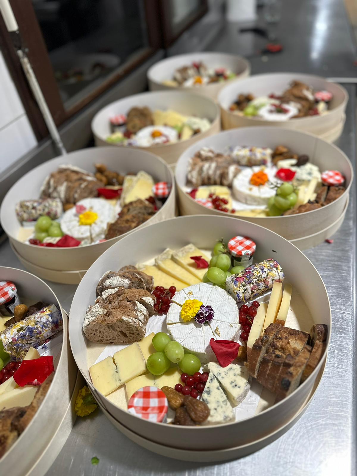 Coffrets de fromages, fruits et pains préparés par Binetou