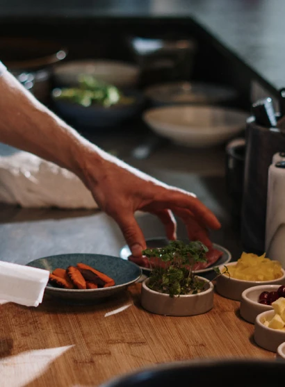 Dressage minutieux des garnitures en cuisine