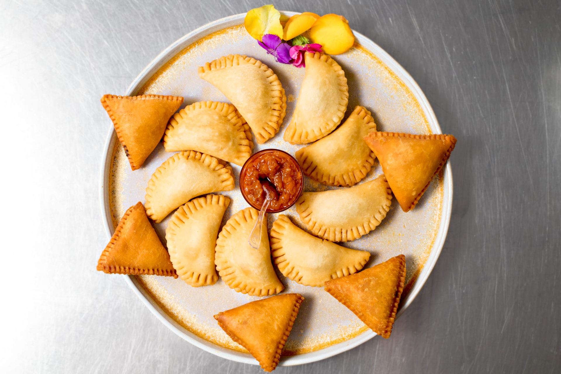 Assiette de fatayas dorés accompagnés de leur sauce