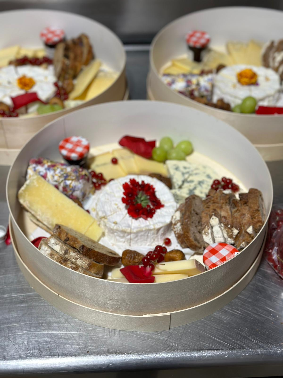 Planches de fromages garnies de fruits rouges et de pains grillés