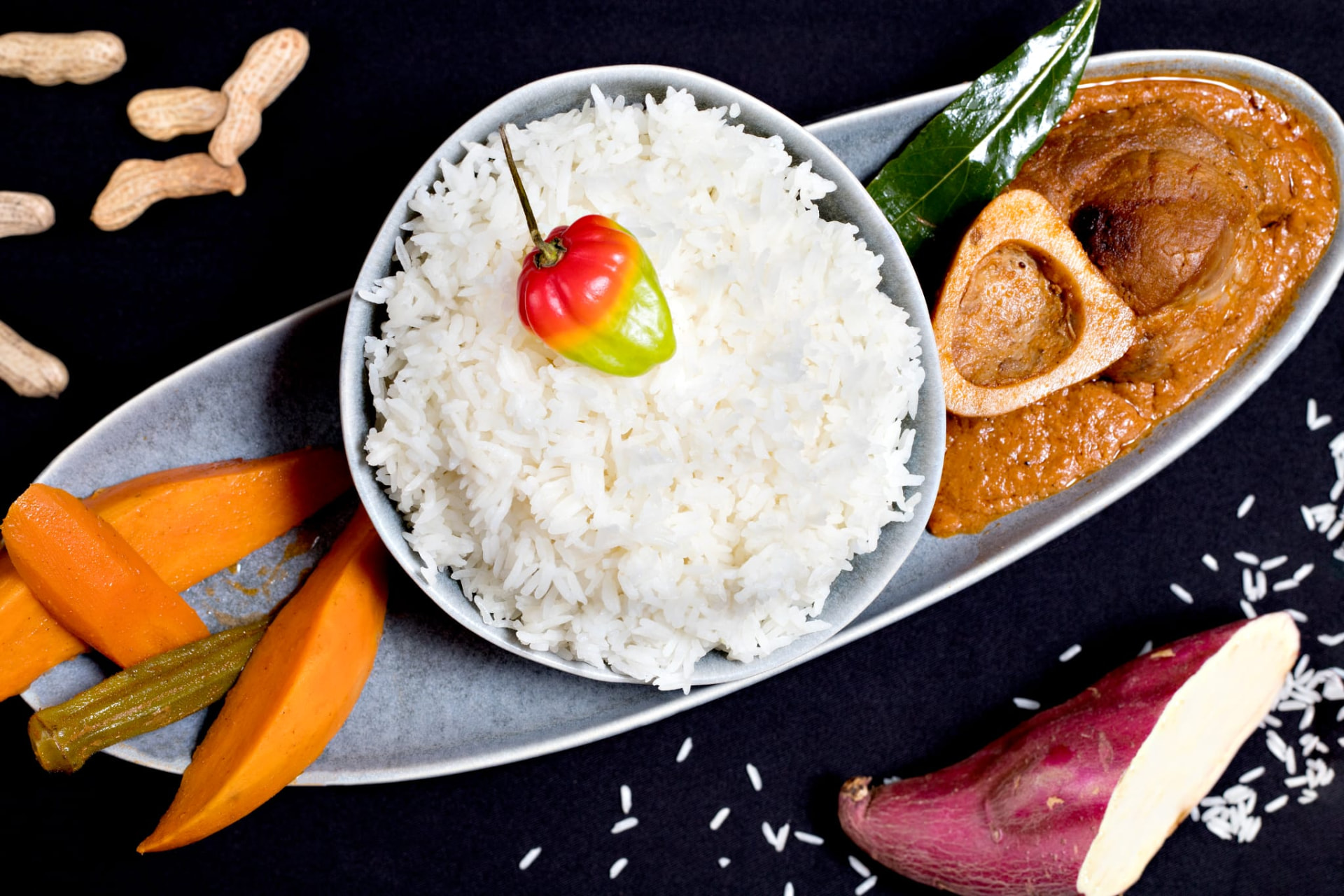 Riz blanc accompagné de la sauce à l’arachide et de légumes
