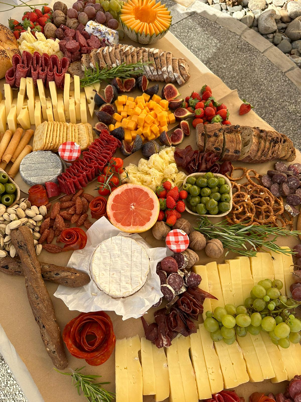 Grand plateau apéritif de fromages, charcuteries et fruits
