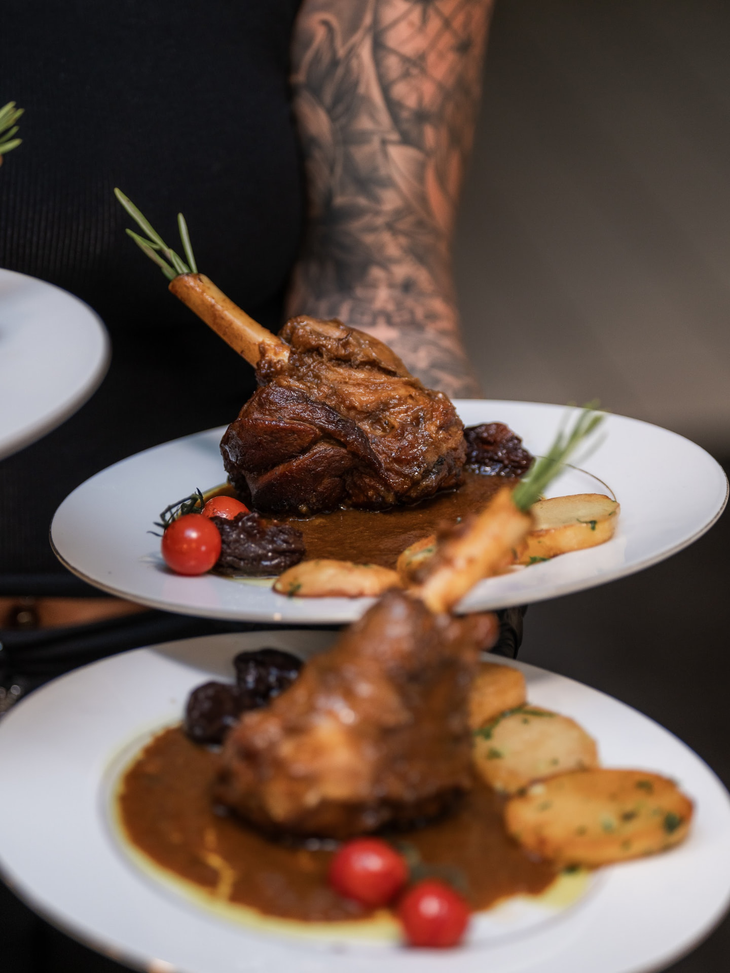 Deux assiettes de souris d’agneau servies lors d’une réception