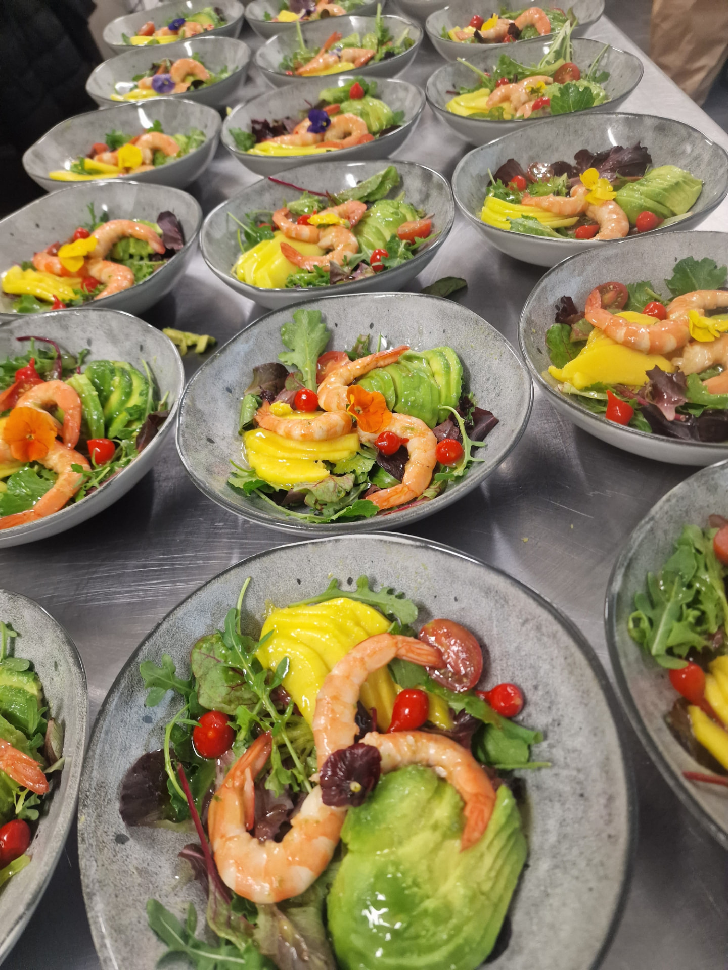 Verrines de salade crevettes, avocat et mangue dressées par Binetises
