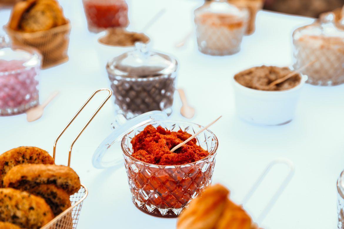 Sauces maison et taramas présentés dans des verrines en cristal