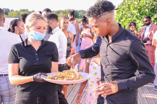 Plats sénégalais dressés sur une table colorée