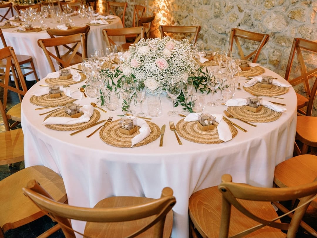 Table ronde de mariage dressée pour une réception